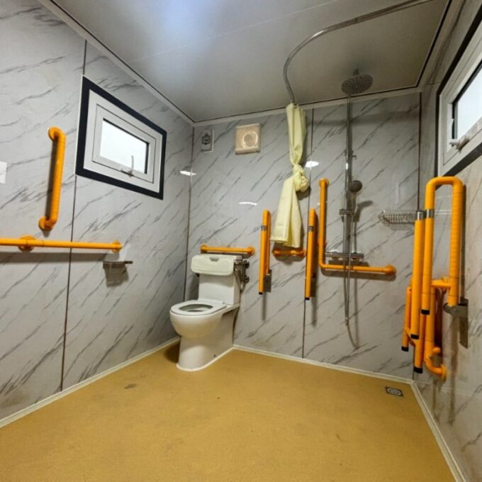 Cinese bathroom Inside yellow tones 3 (1)