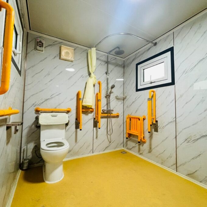 DM Chinese bathroom Inside yellow tones